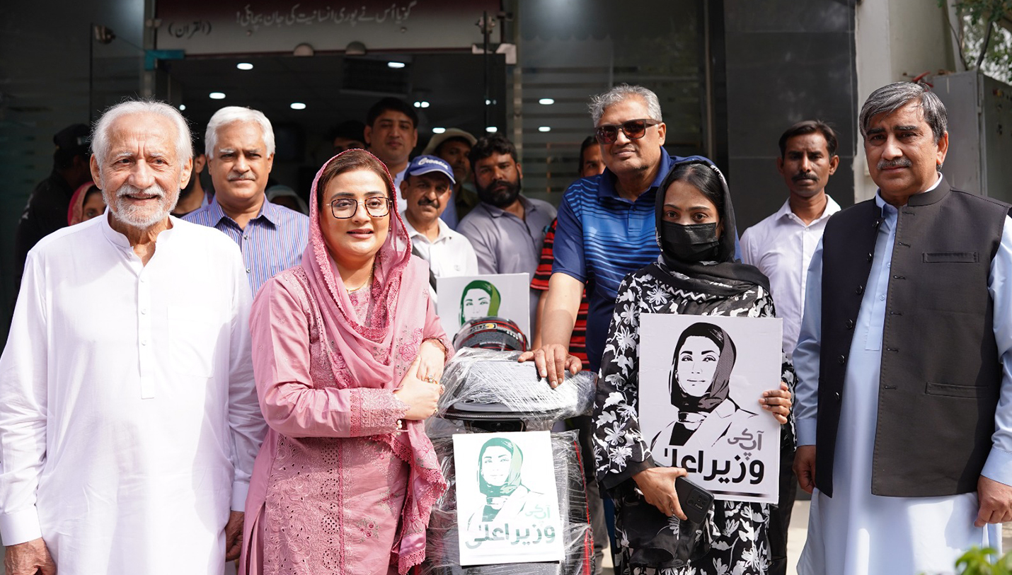  Azma Zahid Bukhari Visits Sundas Foundation Lahore